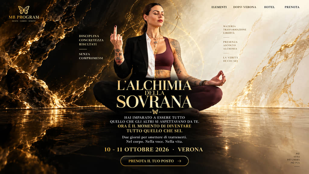 Marica Bortoletto seduta in loto su marmo nero venato d’oro, dito medio alzato e mano in mudra.